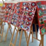 Ausgestellte Plakate mit Fotos und Collagen auf easels.