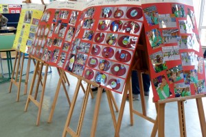 Ausgestellte Plakate mit Fotos und Collagen auf easels.
