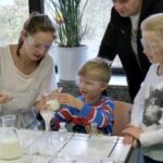 Schüler führen ein Experiment im Chemieunterricht durch.