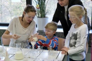 Schüler führen ein Experiment im Chemieunterricht durch.