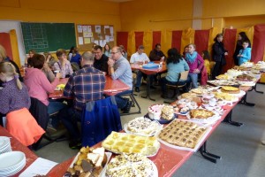 Ein Fest mit vielen Tischen, reichlich Essen und fröhlichen Menschen.