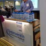 Stand des Fördervereins der Gesamtschule Waldbröl mit Getränken und Informationen.