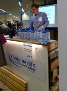 Stand des Fördervereins der Gesamtschule Waldbröl mit Getränken und Informationen.