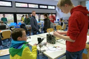 Schüler arbeiten an technischen Projekten in einem Klassenzimmer.