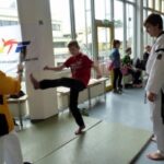 Junge führt einen Kick in einer Taekwondo-Demonstration aus.