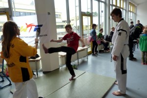 Junge führt einen Kick in einer Taekwondo-Demonstration aus.