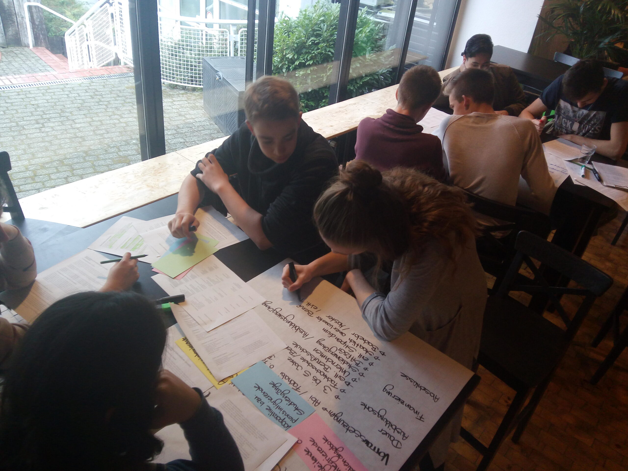 Schüler arbeiten konzentriert an Projekten in einem Klassenraum.
