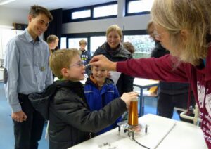 Schüler experimentieren mit einem Lehrer in einem Klassenraum.