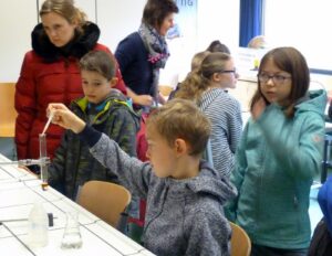 Schüler führen Experimente im Chemieunterricht durch.