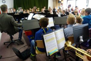Schülerinnen und Schüler spielen gemeinsam in einem Musikraum.