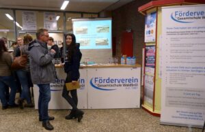 Besucher stehen am Stand des Fördervereins der Gesamtschule Waldbröl.