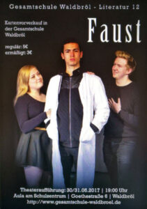 Plakat für das Theaterstück "Faust" mit drei Schauspielern.
