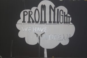 Bühne mit einem Schild „Prom Night - We Have a Dream“ in Wolkenform.