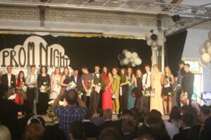 Schüler und Schülerinnen stehen auf der Bühne beim Abschlussball.