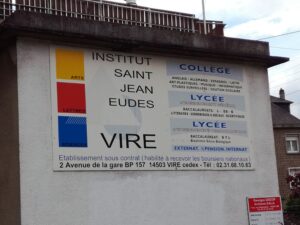Gebäude mit einem Schild des Instituts Saint Jean Eudes in Vire.