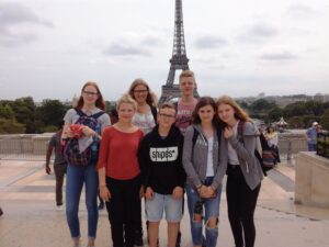 Gruppe von Schülern vor dem Eiffelturm in Paris.