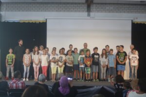 Schüler stehen auf der Bühne bei einer Aufführung in der Schule.
