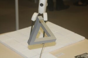 Dreidimensionale geometrische Figur auf einem Tisch.