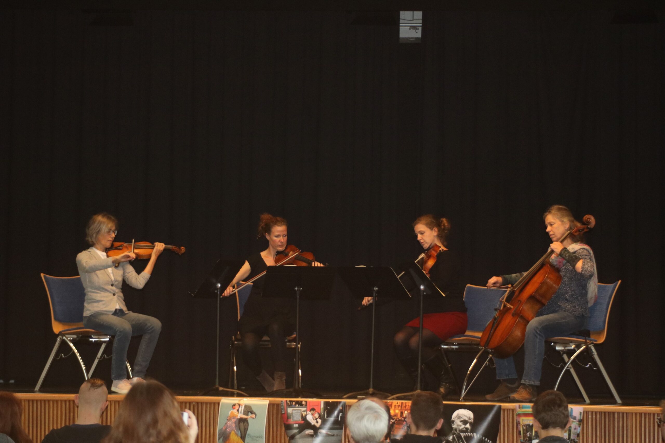 Vier Musikerinnen spielen ein Streichquartett auf einer Bühne.