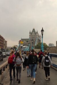 Schülergruppen gehen über die Tower Bridge in London.