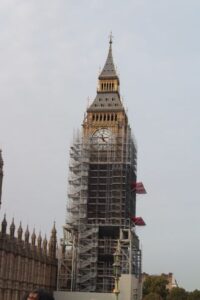 Der Big Ben umhüllt von Baugerüsten.