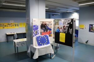 Ausstellung mit Informationstafeln zur EU in einem Klassenraum.