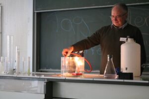 Ein Lehrer führt ein Experiment mit Chemikalien im Labor durch.