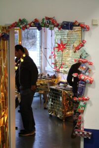 Dekorierter Türbogen mit Weihnachtsgeschenken und festlicher Dekoration.