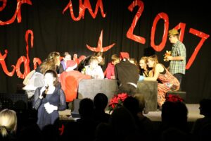 Schüler bei einer Theateraufführung auf der Bühne.