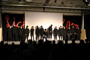Schüler führen eine Theateraufführung auf einer Bühne auf.
