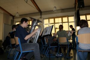 Schüler spielen in einem Musikraum verschiedene Instrumente.