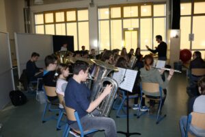 Schüler spielen im Musikraum in einer Bandprobe.
