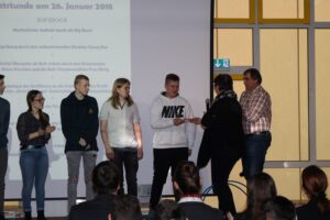 Schüler bei einer Preisverleihung auf der Bühne.