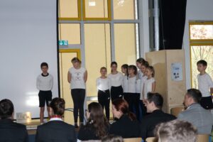 Schüler stehen auf der Bühne während einer Aufführung vor dem Publikum.