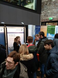 Besucher informieren sich am Messestand über Angebote und Dienstleistungen.