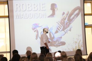 Präsentation über Robbie Maddison mit einem Bild von ihm auf der Leinwand.