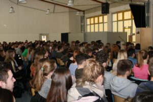 Schüler bei einer Veranstaltung in einem großen Raum.
