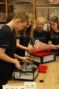 Schüler arbeiten in der Werkstatt mit Materialien und Anleitungen.