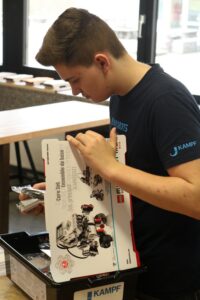 Schüler untersucht eine Baukasten-Box in einem Klassenzimmer.