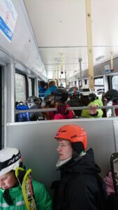 Skifahrer in einer Gondel, die auf einen Ski-Ausflug warten.
