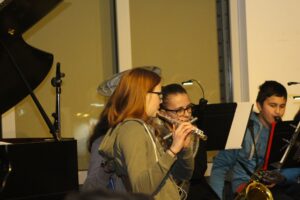 Schüler spielen Instrumente bei einem Musikauftritt.