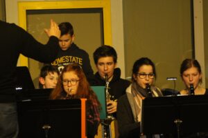 Schüler spielen Blasinstrumente in einem Ensemble.