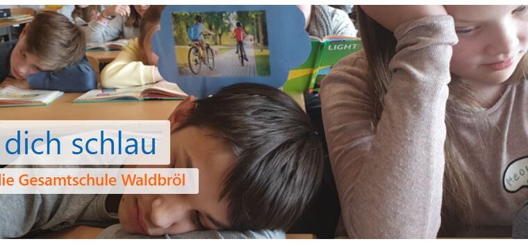 Kinder lesen und schreiben in einem Klassenraum, einige wirken müde.