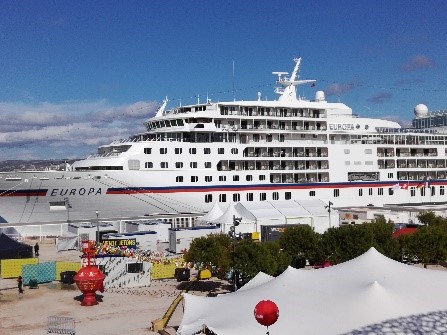 Kreuzfahrtschiff Europa am Hafen mit blauen Himmel im Hintergrund.