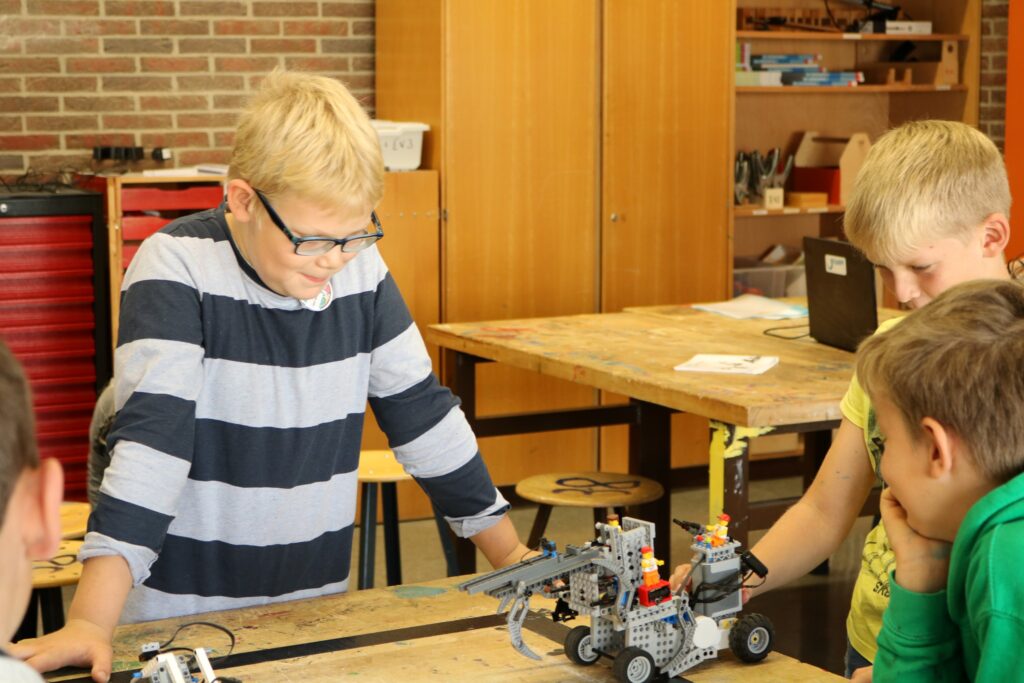 Schüler arbeiten an einem Roboterprojekt in einem Klassenraum.