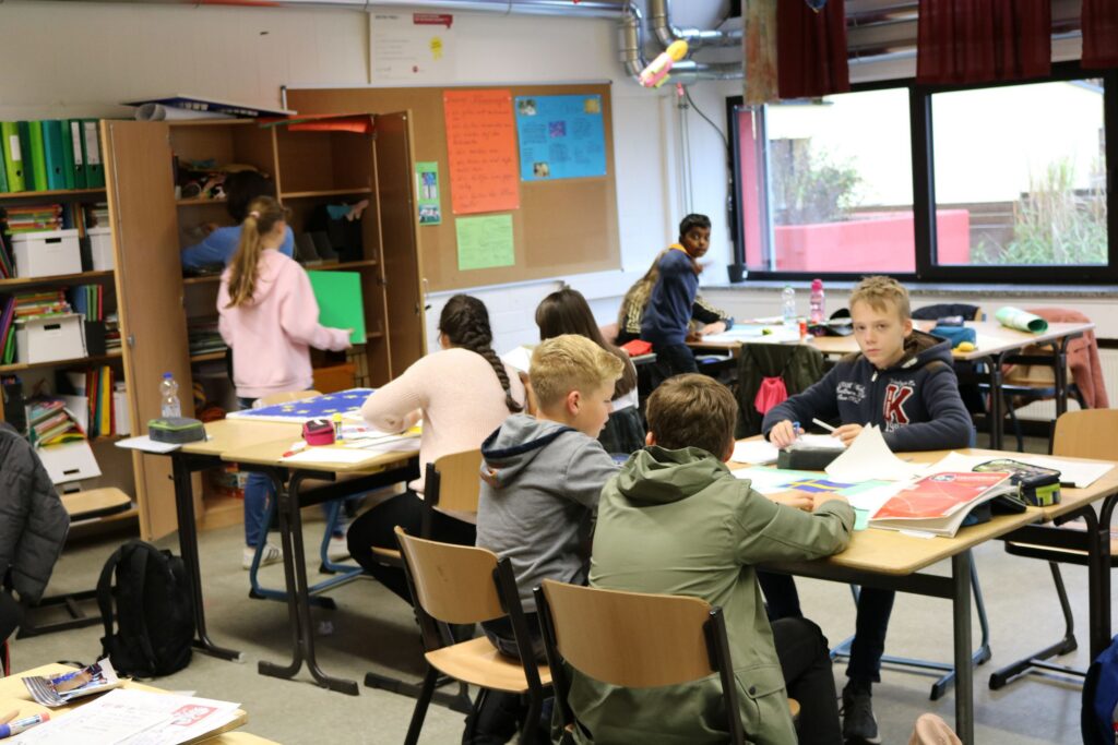 Schüler arbeiten in einem Klassenzimmer an verschiedenen Projekten.