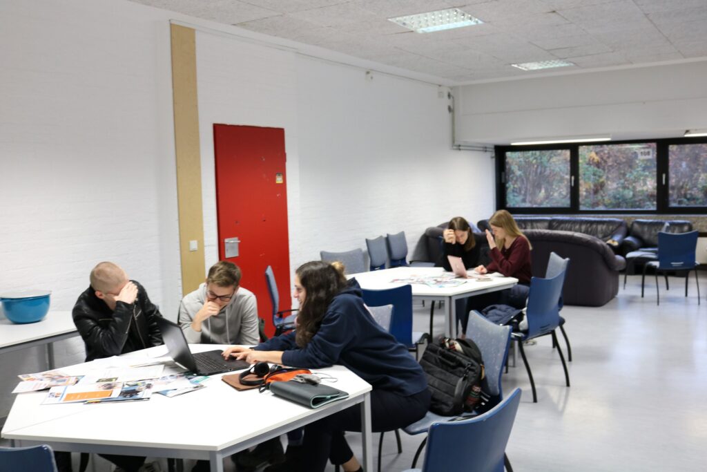 Schüler arbeiten an Tischen in einem modernen Klassenraum.
