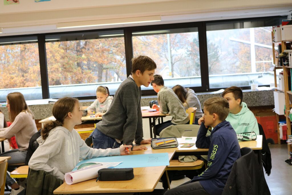 Schüler arbeiten in einem Klassenzimmer an Projekten.