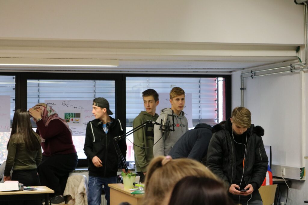 Schüler in einem Klassenraum während einer Gruppenaktivität.