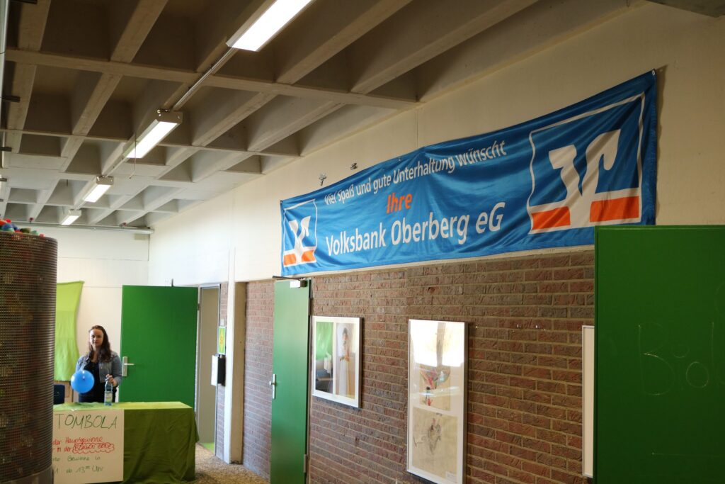 Banner der Wüstenrot Stiftung über einem Eingang in einer Schulumgebung.